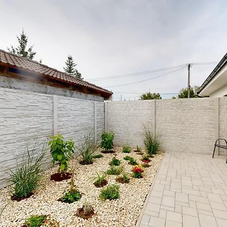 Salan Apartman Sered Sered' Exterior photo